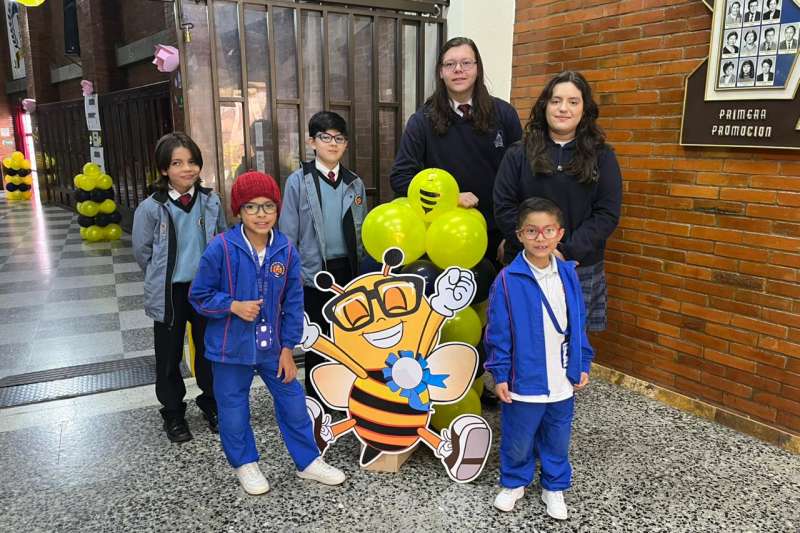 Seis Bartolinos Brillan en Competencia de Spelling Bee